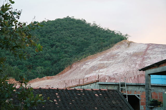 640px-Hillside_deforestation_in_Rio_de_Janeiro