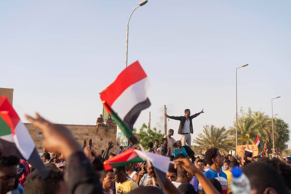 Sudanese_protestors_chanting