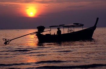 asian boat at sunset_1