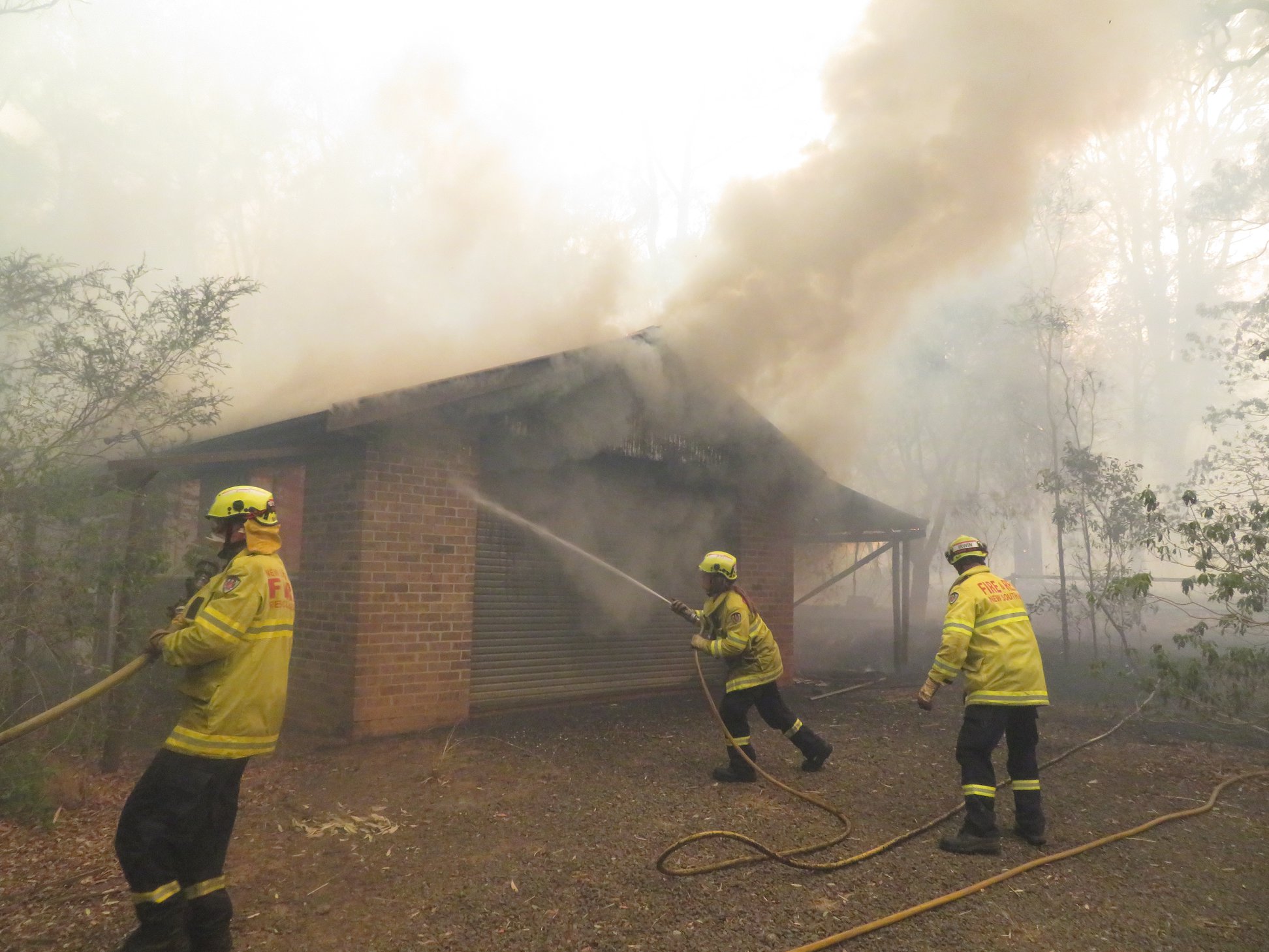 bushfire_destroys_house