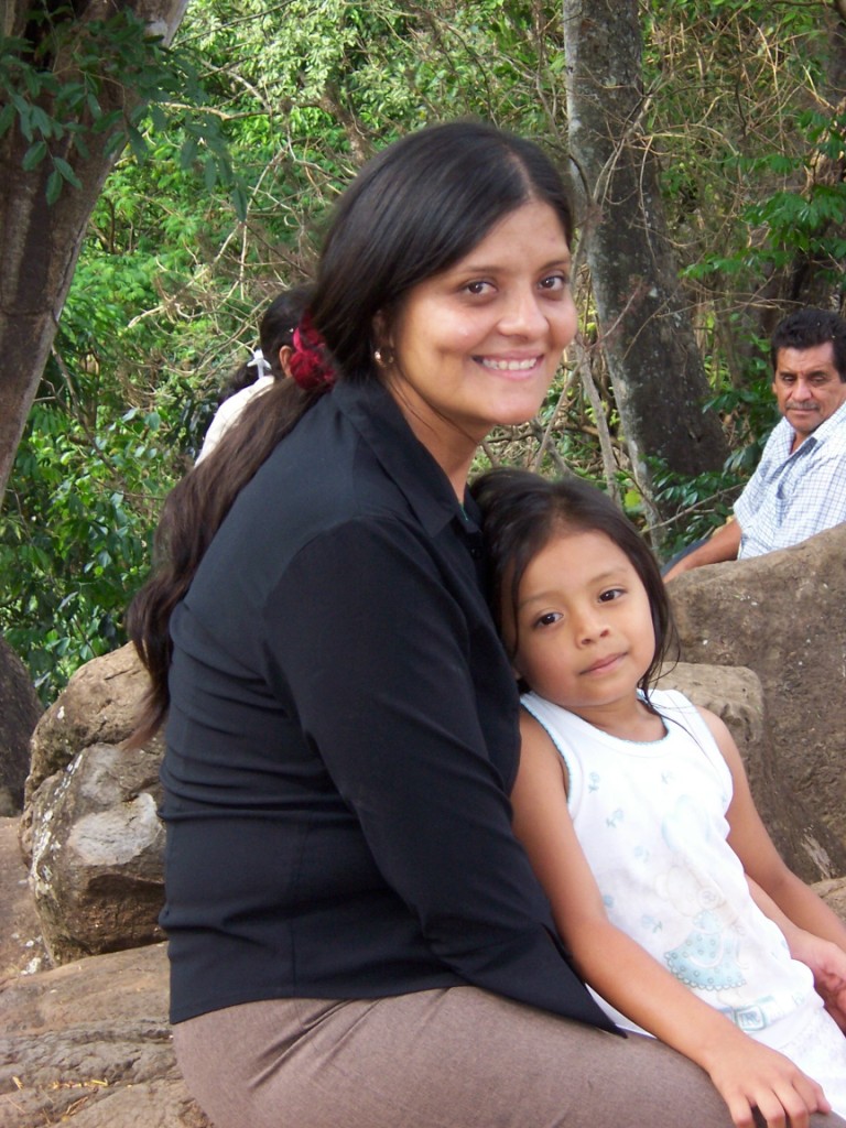 salvadoran_young_woman_and_child_photo_by_m_dennis_0