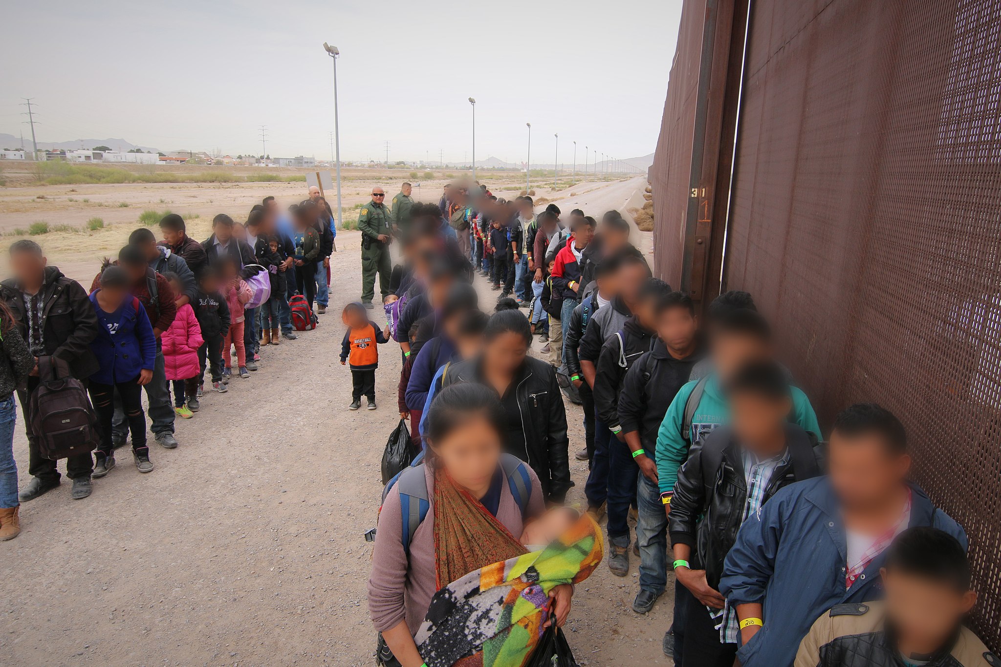 el_paso_border_patrol_agents_intercept_a_large_group_of_migrants_-_40439689293